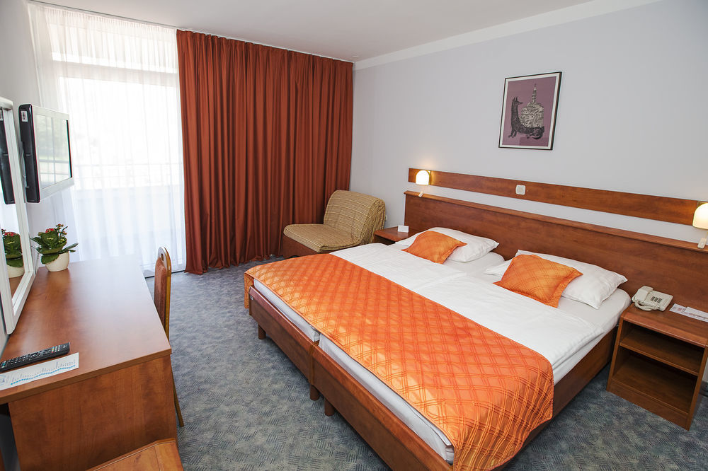 Sunny Baska Hotel By Valamar, Ex Corinthia Екстериор снимка